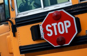 Motorista de ônibus escolar é preso por desligar câmeras e se desviar das rotas Homem jogou pedra em ônibus escolar de Nova Jersey, criança de 8 anos gravemente ferida ao fraturar o crânio