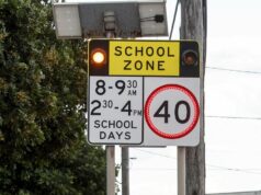 Motoristas alertados quando os limites de velocidade da zona escolar retornam mais cedo Sinal de zona escolar em NSW