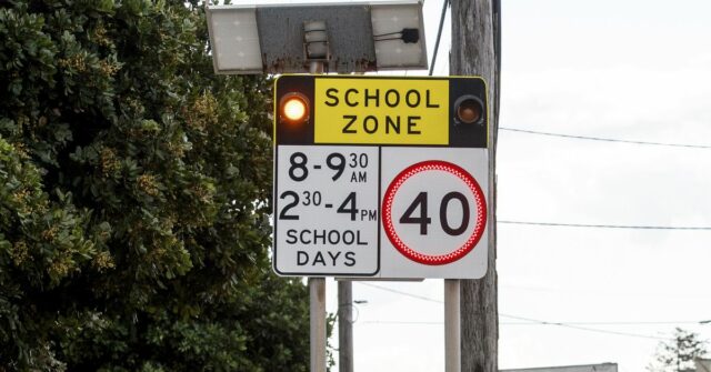 Motoristas alertados quando os limites de velocidade da zona escolar Sinal de zona escolar em NSW