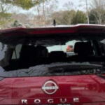Um novo processo alega que os pára-brisas do Nissan Rogues 2021-2025 são “propensos a explodir espontaneamente”. O demandante Darren Chang diz que o para-brisa traseiro de seu Nissan Rogue 2023 (foto) quebrou no mês passado, de acordo com o processo (Distrito Médio do Tennessee)