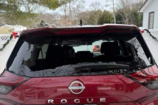 Um novo processo alega que os pára-brisas do Nissan Rogues 2021-2025 são “propensos a explodir espontaneamente”. O demandante Darren Chang diz que o para-brisa traseiro de seu Nissan Rogue 2023 (foto) quebrou no mês passado, de acordo com o processo (Distrito Médio do Tennessee)