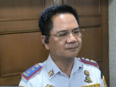 Motoristas são orientados a não assistir ao desmonte de postes do monotrilho, que causa engarrafamentos Motoristas são orientados a não assistir ao desmonte de postes do monotrilho, que causa engarrafamentos