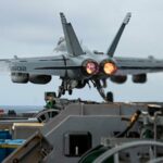 Um E/A-18G Growler é lançado da cabine de comando do porta-aviões USS Nimitz no Mar da China Meridional.