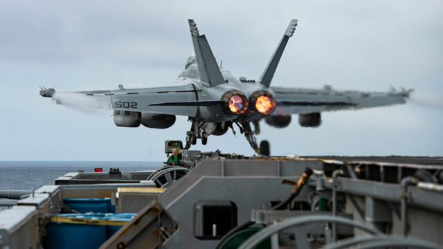 Um E/A-18G Growler é lançado da cabine de comando do porta-aviões USS Nimitz no Mar da China Meridional.