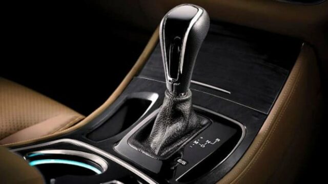 Muitos fazem isso sem perceber, isso é culpa dos motoristas de carros automáticos
