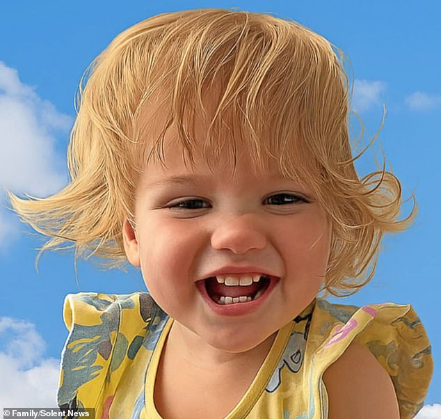 Mulher, 27 anos, é acusada de assassinato depois que uma Jayla-Jean McLaren (foto) foi levada ao hospital na manhã de 1º de agosto de 2025 após sofrer ferimentos graves. Ela morreu tragicamente 48 horas depois