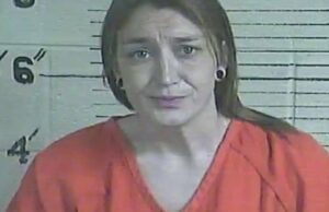 Mulher acusada de homicídio fetal supostamente enterrou bebê em ‘cova rasa’ Laken Snellings, líder de torcida do Kentucky, prende tudo para saber