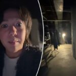 Mulher olhando para a câmera.