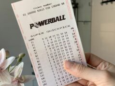 Mulher de Adelaide percebe que ganhou o jackpot inteiro de US$ 20 milhões da Powerball no Natal Um aposentado de Adelaide se tornou multimilionário depois de ganhar todo o jackpot de US$ 20 milhões da Powerball.