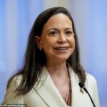 A vencedora do Prêmio Nobel da Paz, Maria Corina Machado, participa de uma conferência de imprensa com o Presidente do Parlamento da Noruega, Storting (invisível), em 11 de dezembro de 2025, no Storting em Oslo