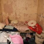 Imagem divulgada pela polícia do quarto bagunçado e sem decoração da vítima