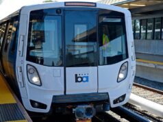 Mulher morre após ser atropelada por trem BART na estação West Oakland Mulher morre após ser atropelada por trem BART na estação West Oakland