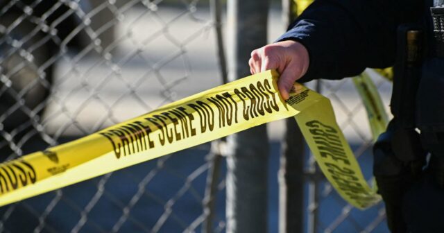 Mulher nua entra em agitação sangrenta dentro da loja de conveniência 2 de Iowa