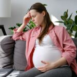 Uma jovem grávida parece estressada
