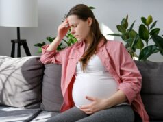 Mulher ‘furiosa’ com o que a MIL a força a fazer durante o parto: ‘puxando acrobacias’ Uma jovem grávida parece estressada