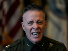 Multidão irritada atrapalha a hora de ir ao banheiro do principal capanga da Patrulha da Fronteira Multidão irritada atrapalha a hora de ir ao banheiro do principal capanga da Patrulha da Fronteira