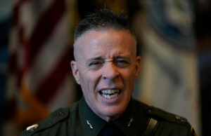 Multidão irritada atrapalha a hora de ir ao banheiro do principal capanga da Patrulha da Fronteira Multidão irritada atrapalha a hora de ir ao banheiro do principal capanga da Patrulha da Fronteira