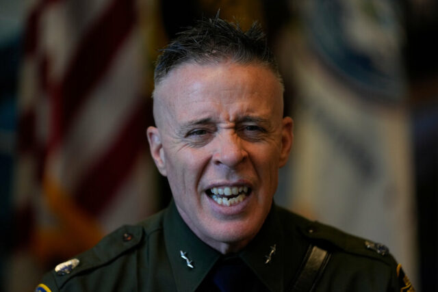 Multidão irritada atrapalha a hora de ir ao banheiro do principal capanga da Patrulha da Fronteira
