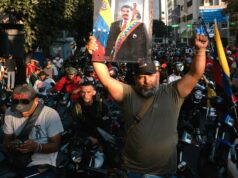 Multidões de milícias armadas em motocicletas caçam nas ruas venezuelanas em busca de apoiadores de Trump enquanto a repressão se intensifica Multidões de milícias armadas em motocicletas caçam nas ruas venezuelanas em busca de apoiadores de Trump enquanto a repressão se intensifica