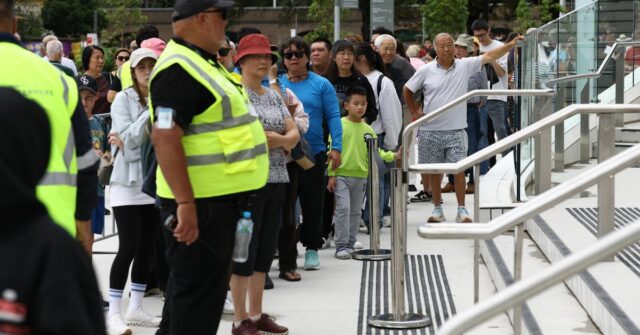 As pessoas foram rejeitadas enquanto pretendiam ir para o novo Mercado de Peixe de Sydney no dia da inauguração.
