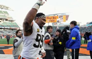 Myles Garrett comemora com a família depois de quebrar o recorde de Sack da NFL GettyImages-2254632480 O quarterback novato Riley Leonard compartilha um momento especial com a família após o primeiro touchdown da carreira