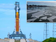 NASA adia lançamento da lua Artemis II devido a raro surto no Ártico da Flórida Camadas quebradas de gelo flutuam em um rio, com edifícios e árvores visíveis na margem do rio ao fundo.