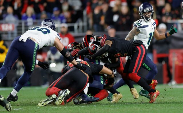 NFL Football Today: Quais histórias observar nos jogos Wild-Card Playoff The San Francisco 49ers tackle Kenneth Walker III of the Seattle Seahawks during the game at Levi's Stadium on January 3, 2026 in Santa Clara, California. The Seahawks defeated the 49ers 13-3.