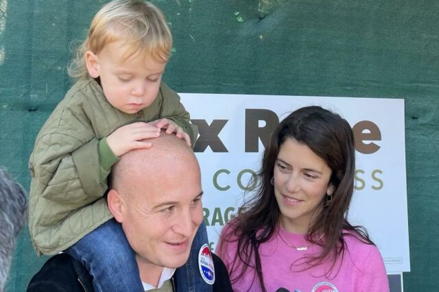 NY toma medidas para facilitar as regras de adoção e permitir mais ajuda para as mães biológicas enquanto os pais comemoram
