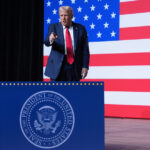 Cartazes do escudo de defesa antimísseis proposto Golden Dome for America são exibidos antes de um evento com o presidente Donald Trump na Sala Roosevelt na Casa Branca, segunda-feira, 12 de maio de 2025, em Washington. (Foto AP/Mark Schiefelbein)