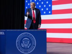 Na América de Trump, não há dinheiro para cuidados de saúde – apenas guerra Cartazes do escudo de defesa antimísseis proposto Golden Dome for America são exibidos antes de um evento com o presidente Donald Trump na Sala Roosevelt na Casa Branca, segunda-feira, 12 de maio de 2025, em Washington. (Foto AP/Mark Schiefelbein)