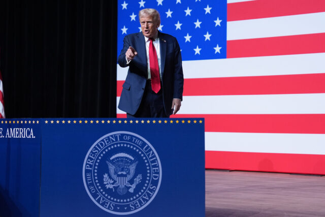 Cartazes do escudo de defesa antimísseis proposto Golden Dome for America são exibidos antes de um evento com o presidente Donald Trump na Sala Roosevelt na Casa Branca, segunda-feira, 12 de maio de 2025, em Washington. (Foto AP/Mark Schiefelbein)
