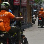 Trabalhadores de shows descansam em Nova Delhi durante uma greve nacional na quarta-feira - Hindustan Times/Shutterstock