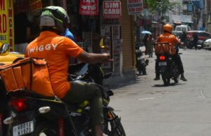 Na Índia, as entregas ao domicílio podem chegar em menos de 10 minutos. Mas muitos motoristas estão fartos Trabalhadores de shows descansam em Nova Delhi durante uma greve nacional na quarta-feira - Hindustan Times/Shutterstock