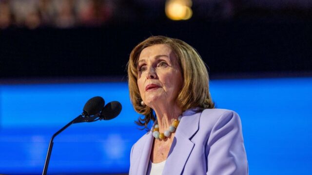 Nancy Pelosi aposta alto em 2 ações de dividendos em 2026
