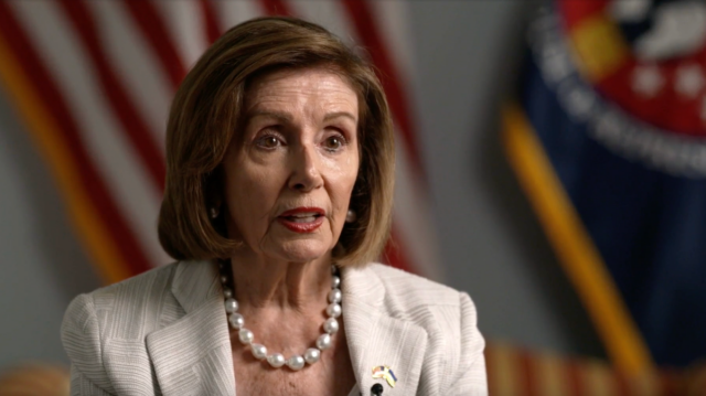 Nancy Pelosi denuncia a reescrita de Trump em 6 de Jogar