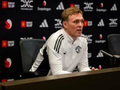 ‘Não é fácil’… Darren Fletcher diz que há algo que o incomoda em ser técnico do Man Utd agora Bruno Fernandes e Kobbie Mainoo do Manchester United e o ex-jogador do Manchester United Darren Fletcher assistem durante a partida da Premier League entre Manchester United e Wolverhampton Wanderers em Old Trafford em 30 de dezembro de 2025