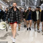 Dave Selkirk, organizador do 'No Calças Tube Ride' (frente), durante o evento em Londres no domingo
