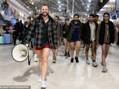 ‘Não é ofensivo ou vulgar, apenas divertido’: Organizador por trás do No Calças Tube Ride rebate os críticos do flashmob ‘traumático’ que ficou só de cueca na frente de famílias e turistas chocados Dave Selkirk, organizador do 'No Calças Tube Ride' (frente), durante o evento em Londres no domingo