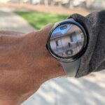 Um Google Pixel Watch 3 está no pulso enquanto exibe o recurso Nest Doorbell Live Feed.