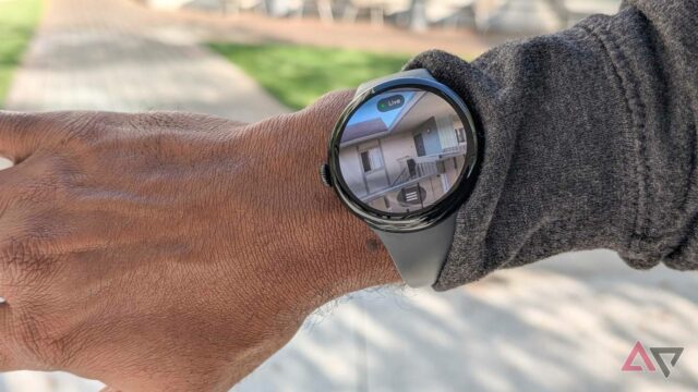 Um Google Pixel Watch 3 está no pulso enquanto exibe o recurso Nest Doorbell Live Feed. 