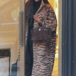 Naomi Campbell se agasalhou enquanto desfrutava de uma viagem de compras de luxo na Gucci em Mayfair, Londres, na sexta-feira