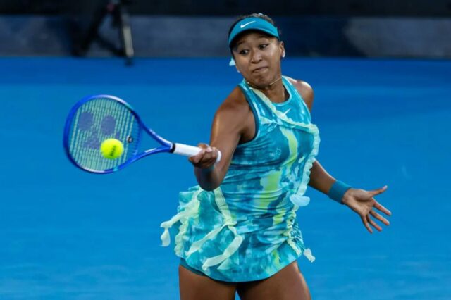 Naomi Osaki desiste do Aberto da Austrália devido a lesão Naomi Osaka, acertando um forehand durante sua vitória no segundo turno, teve que desistir antes de sua partida da terceira rodada no Aberto da Austrália por causa de uma lesão não revelada.