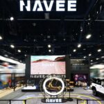 scooter elétrica dourada no pedestal