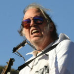 Neil Young exige que as pessoas se levantem em meio a ataques violentos contra agentes do ICE: 'Trump está destruindo a América'