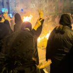 Adoradores iranianos passam por um mural que mostra o falecido fundador revolucionário, Aiatolá Khomeini, à direita, o Líder Supremo, Aiatolá Ali Khamenei, à esquerda, e a força paramilitar Basij, enquanto seguram um pôster do Aiatolá Khomeini e bandeiras iranianas e palestinas em uma reunião anti-israelense após a oração de sexta-feira em Teerã, Irã, sexta-feira, 19 de abril de 2024.