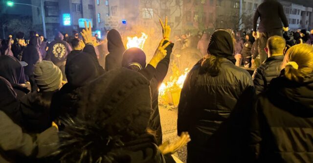Adoradores iranianos passam por um mural que mostra o falecido fundador revolucionário, Aiatolá Khomeini, à direita, o Líder Supremo, Aiatolá Ali Khamenei, à esquerda, e a força paramilitar Basij, enquanto seguram um pôster do Aiatolá Khomeini e bandeiras iranianas e palestinas em uma reunião anti-israelense após a oração de sexta-feira em Teerã, Irã, sexta-feira, 19 de abril de 2024.