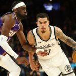 Michael Porter Jr., que marcou 36 pontos, o recorde do jogo, ataca Mark Williams durante a derrota do Nets por 106-102 para o Suns em 27 de janeiro de 2026 em Phoenix.