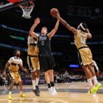 Day'Ron Sharpe #20 do Brooklyn Nets segura a bola durante o jogo contra o Washington Wizards.