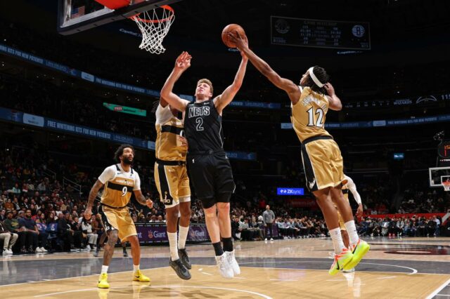 Day'Ron Sharpe #20 do Brooklyn Nets segura a bola durante o jogo contra o Washington Wizards.