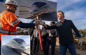 Newsom elogia a ferrovia de alta velocidade da Califórnia no State of State – apesar do preço de US $ 135 bilhões e anos de falsos começos Governador Gavin Newsom e líderes locais iniciando o projeto ferroviário de alta velocidade da Califórnia.